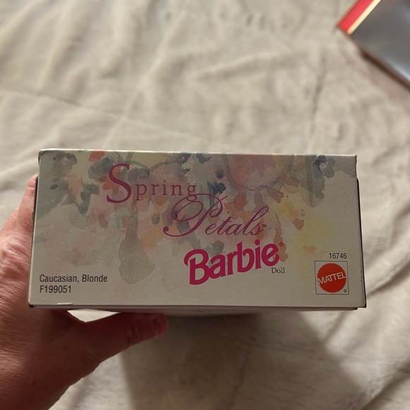 NRFB Vintage AVON ~ Spring Petals Barbie 💐 - Picture 12 of 12